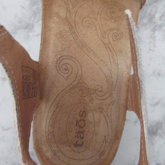 Taos Trulie Sandals 38 7 7.5 Taupe Embossed Leather Backstrap Comfort Wedge - Picture 7 of 12